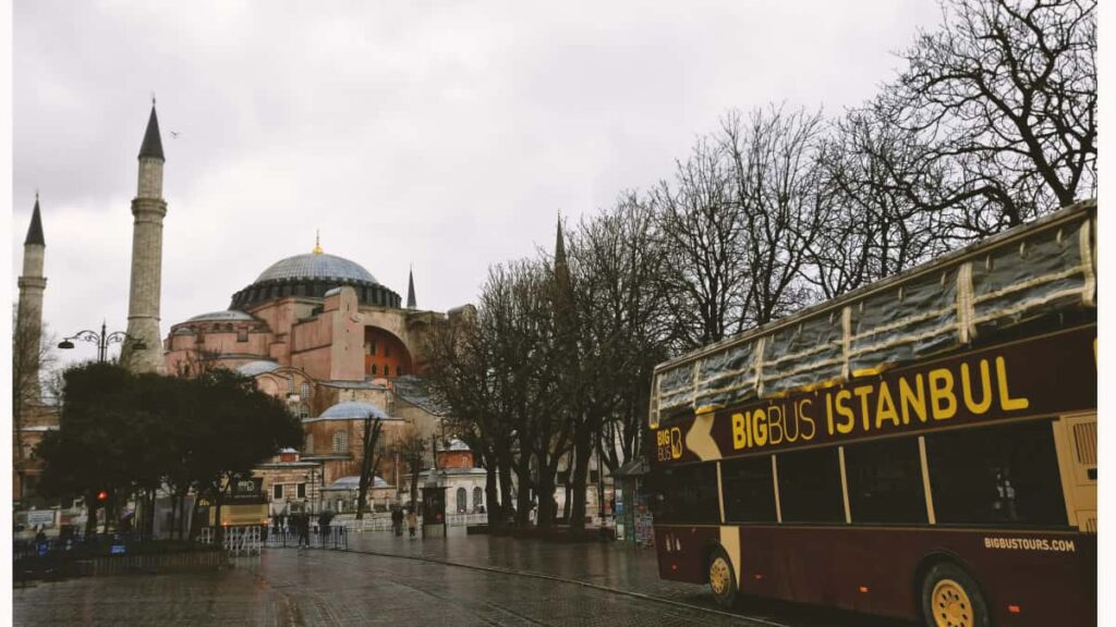 Ghid practic pentru creatorii din Romania care vor sa abordeze branduri din Malaysia pe Twitter: tactici, template-uri, KPI si cum sa transformi outreach-ul in vanzari afiliat.