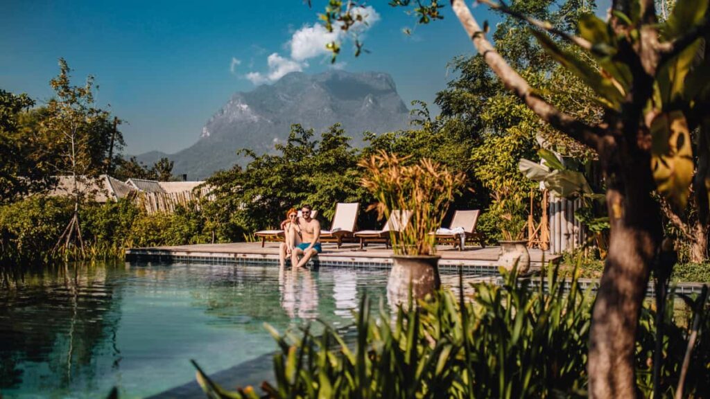 Ghid practic pentru creatori romani: cum sa contactezi branduri nigeriene pe Line, sa livrezi continut localizat si sa scalezi campanii pentru piete tinta.