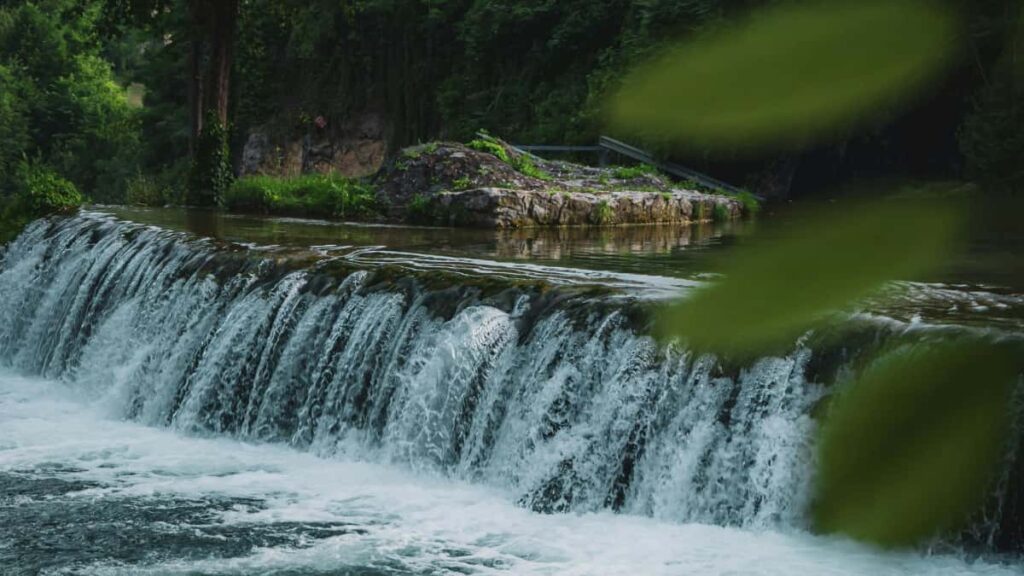 Ghid practic pentru brandurile din Romania: cum sa identifici creatorii Clubhouse din Emiratele Arabe Unite si sa localizezi mesajul eficient.