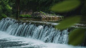 Ghid practic pentru brandurile din Romania: cum sa identifici creatorii Clubhouse din Emiratele Arabe Unite si sa localizezi mesajul eficient.