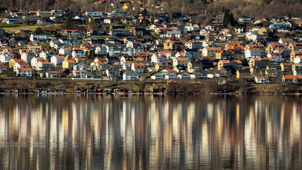 Ghid practic pentru advertiserii din Romania: cum identifici si colaborezi cu creatori Laos/Josh pentru a atinge micro-audiente relevante pe piete emergente.