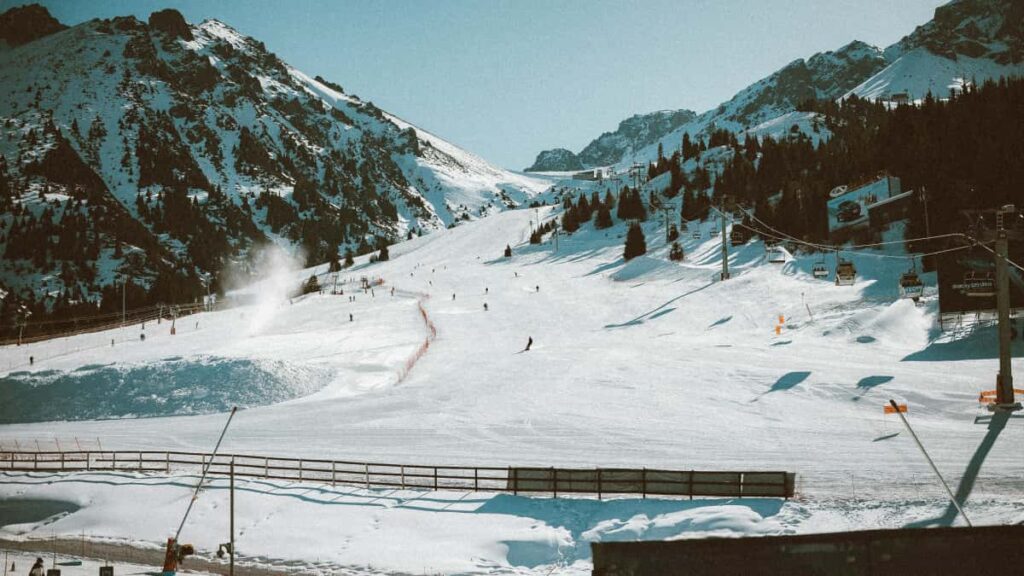 Ghid practic pentru advertiserii din Romania: cum identifici, verifici si livrezi product seeding prin creatori rusi pe Xiaohongshu, cu strategii reale si riscuri.