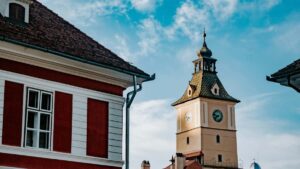 Ghid practic pentru advertiserii din Romania: cum identifici, contactezi si contractezi creatori Moj din UK pentru promovarea tururilor locale.