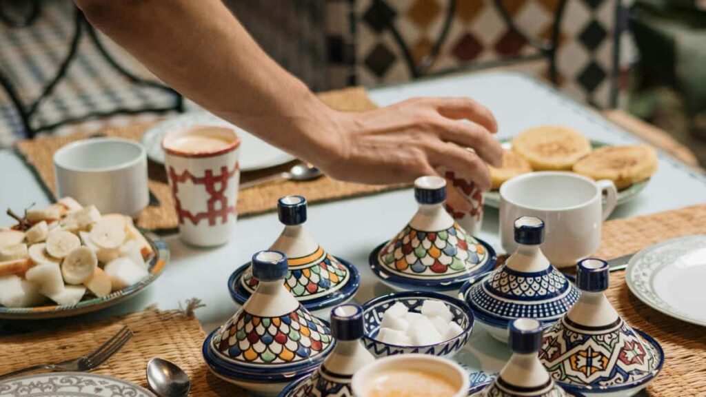 Ghid practic pentru creatorii romani care vor sa lege parteneriate intre branduri din Kuwait, reclame pe Hulu si publishers de jocuri. Tactici, canale si pasi concreti.