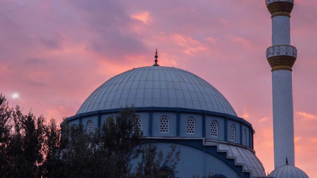 Ghid practic pentru advertiseri din Romania: cum identifici, contactezi si transformi creatori Apple Music din Luxemburg in parteneri pentru campanii de unboxing virale.