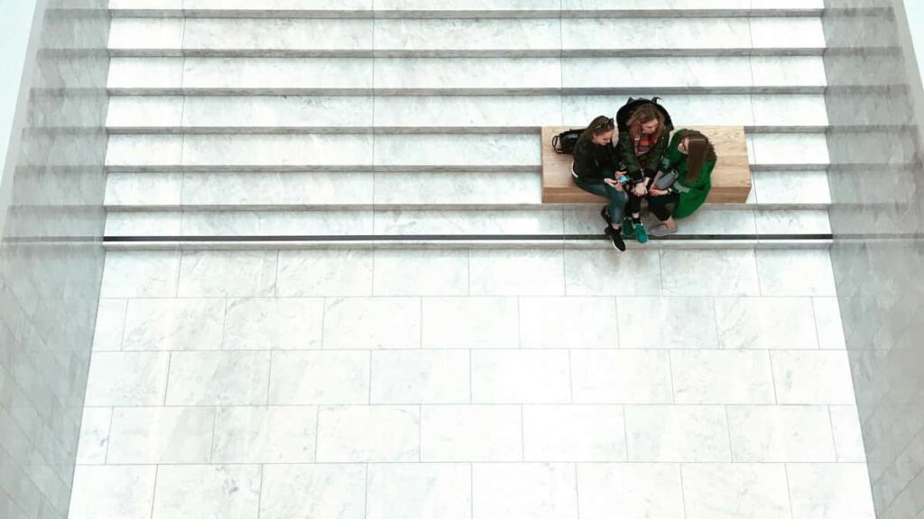 Ghid practic pentru advertiserii din Romania: cum identifici creatori LinkedIn din Tanzania si ii convertesti in leaduri calificate, cu tactici locale si exemple concrete.