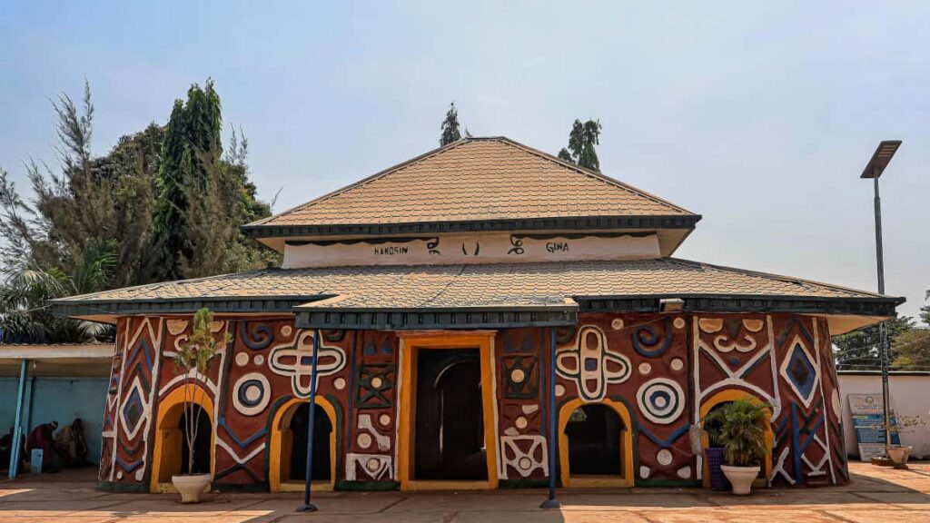 Ghid practic pentru advertiserii din Romania: cum identifici si negociezi creatori sud-africani care promoveaza HBO Max pe baza de fee fix.