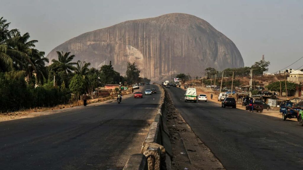 Ghid practic pentru creatori din Romania: cum gasesti, abordezi si vinzi produse afiliate colaborand cu branduri din Bulgaria prin Telegram.