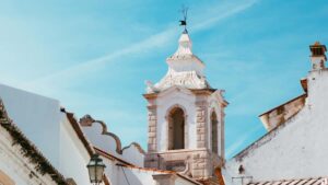 Ghid practic pentru creatori din Romania: strategii reale ca sa contactezi branduri kenyene pe Twitch si sa transformi transmisiunile in continut de follow-up pentru fani.