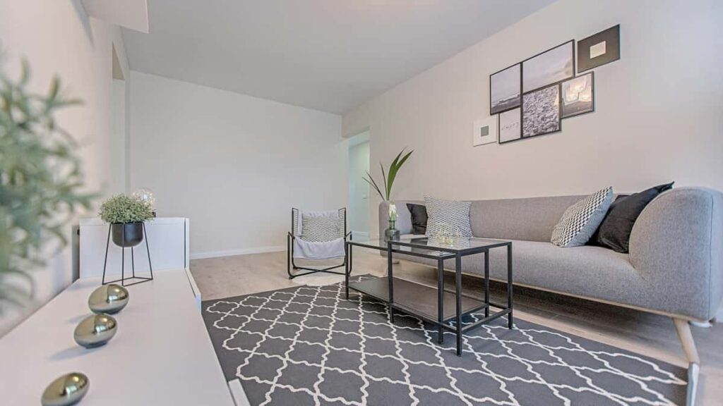 Ghid practic pentru creatori din Romania: cum gasesti, abordezi si convingi branduri sa faca giveaway-uri pe WeChat, cu tactici locale, instrumente de verificare si exemple din piata.