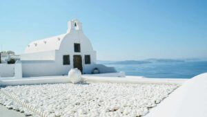 Ghid practic pentru creatori din Romania: pasi concreti sa gasesti, contactezi si vinzi tutoriale branded brandurilor spaniole pe Rumble in 2026.